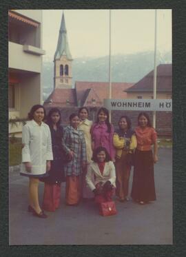 Foto Freundinnen vor Wohnhaus Hötting 1970er