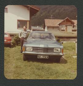 Foto_Vater_mit_Auto_vor_erstem_Haus_Fulpmes_1980